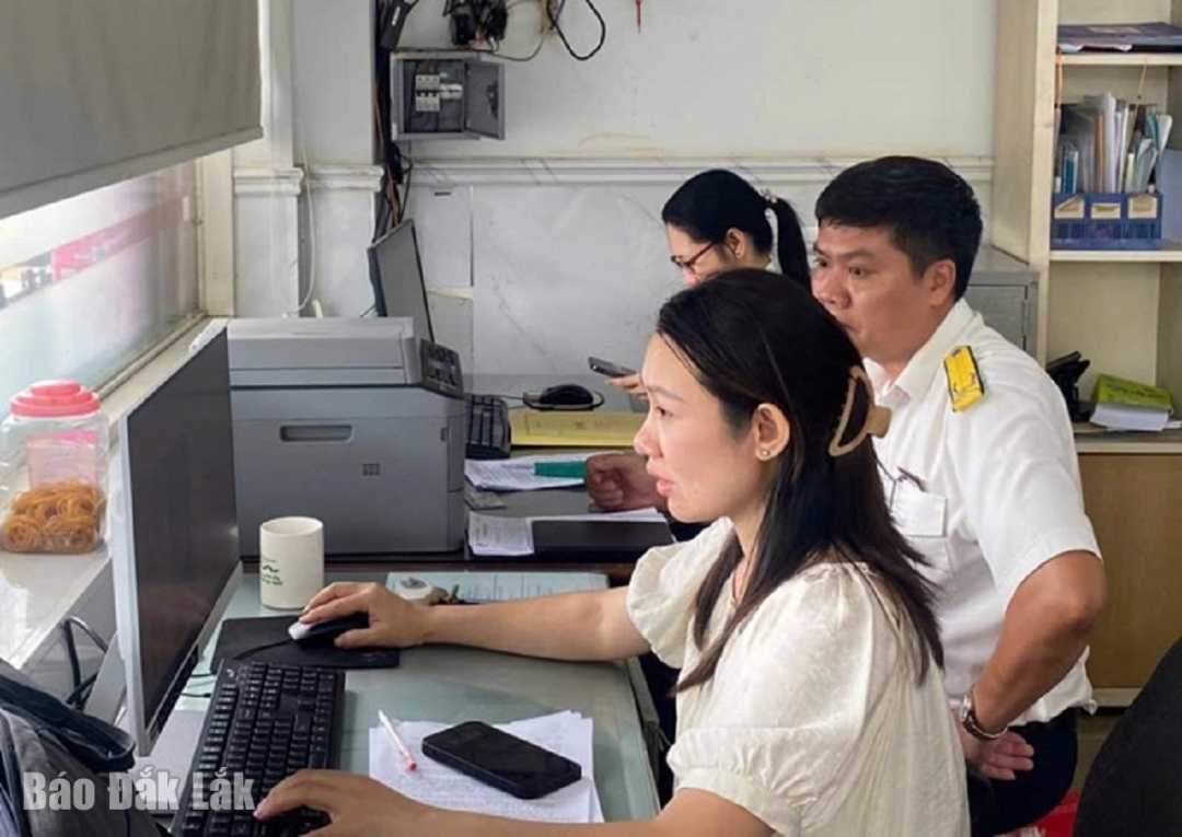 Cán bộ thuế hướng dẫn người nộp thuế cập nhật thông tin đăng ký thuế