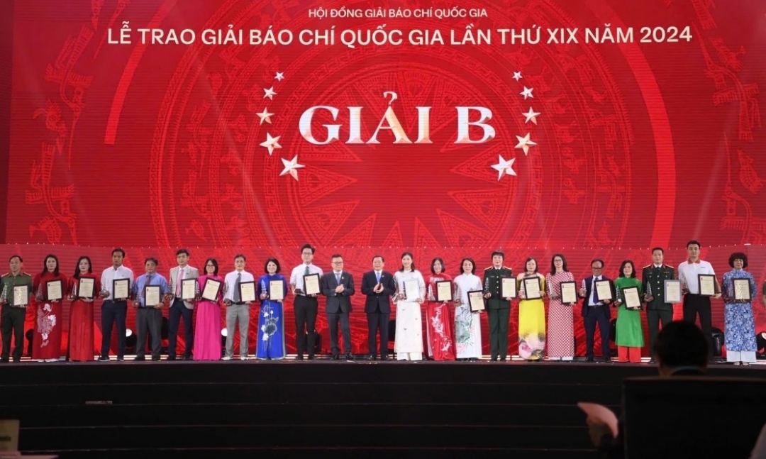 Ban Tổ chức trao giải B cho các tác giả, nhóm tác giả đoạt giải.