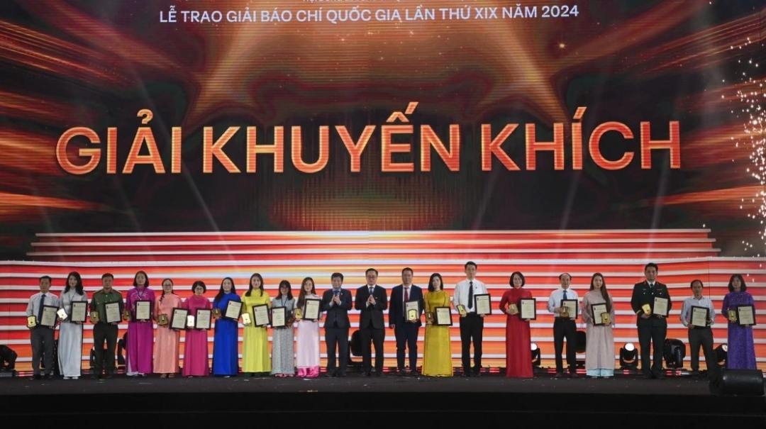 Ban Tổ chức trao giải cho các tác giả, nhóm tác giả đoạt giải Khuyến khích Giải báo chí Quốc gia năm 2024. (Ảnh VOV).