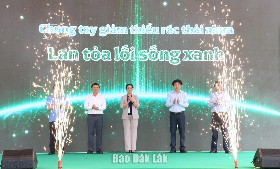 Phó Bí thư Thường trực Tỉnh ủy, Chủ tịch HĐND tỉnh Huỳnh Thị Chiến Hoà và các đại biểu phát động hưởng ứng Ngày Môi trường thế giới
