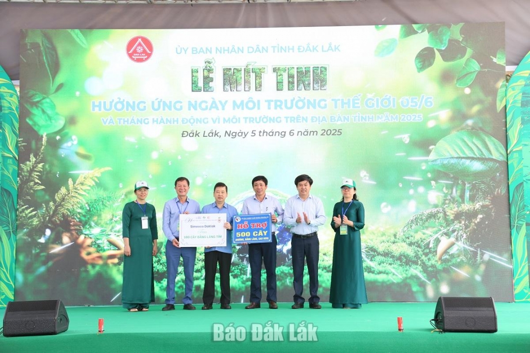 Lãnh đạo TP. Buôn Ma Thuột tiếp nhận hỗ trợ cây xanh từ các cơ quan, danh nghiệp