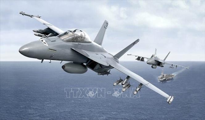 Máy bay chiến đấu FA-18 Hornet của Mỹ cất cánh từ tàu sân bay USS Harry S. Truman trên Biển Đỏ. Ảnh: IRNA/TTXVN