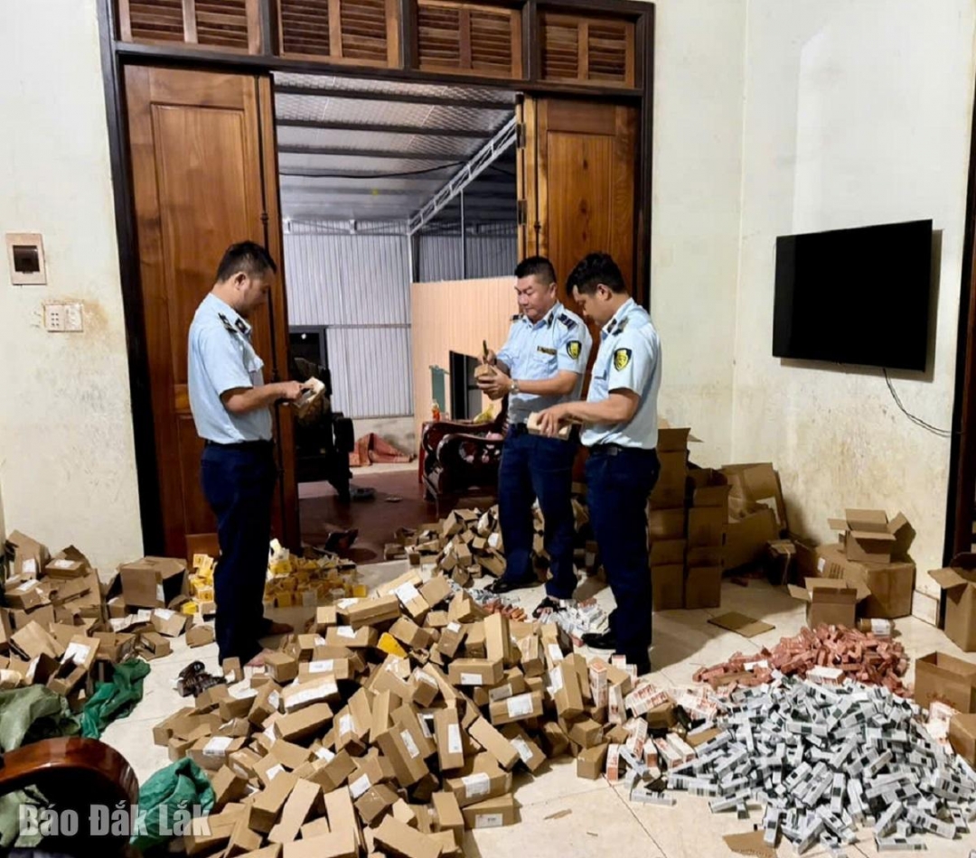 Lực lượng quản lý thị trường phát hiện cơ sở kinh doanh ông N.T.H của đang đóng gói mỹ phẩm không rõ nguồn gốc, xuất xứ để giao cho khách. (Ảnh Đội QLTT thương mại điện tử, cơ động cung cấp)