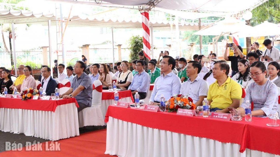 Các đại biểu tham dự chương trình.