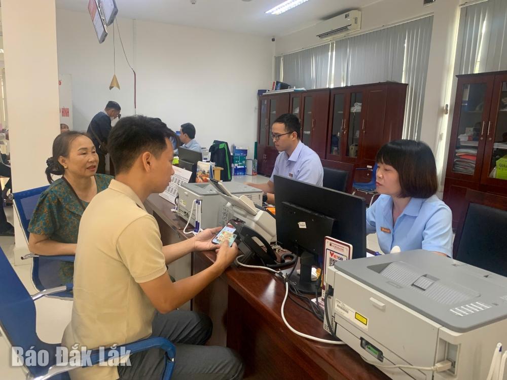 Người dân thực hiện TTHC tại Trung tâm Phục vụ hành chính công tỉnh. Ảnh: Đỗ Lan

