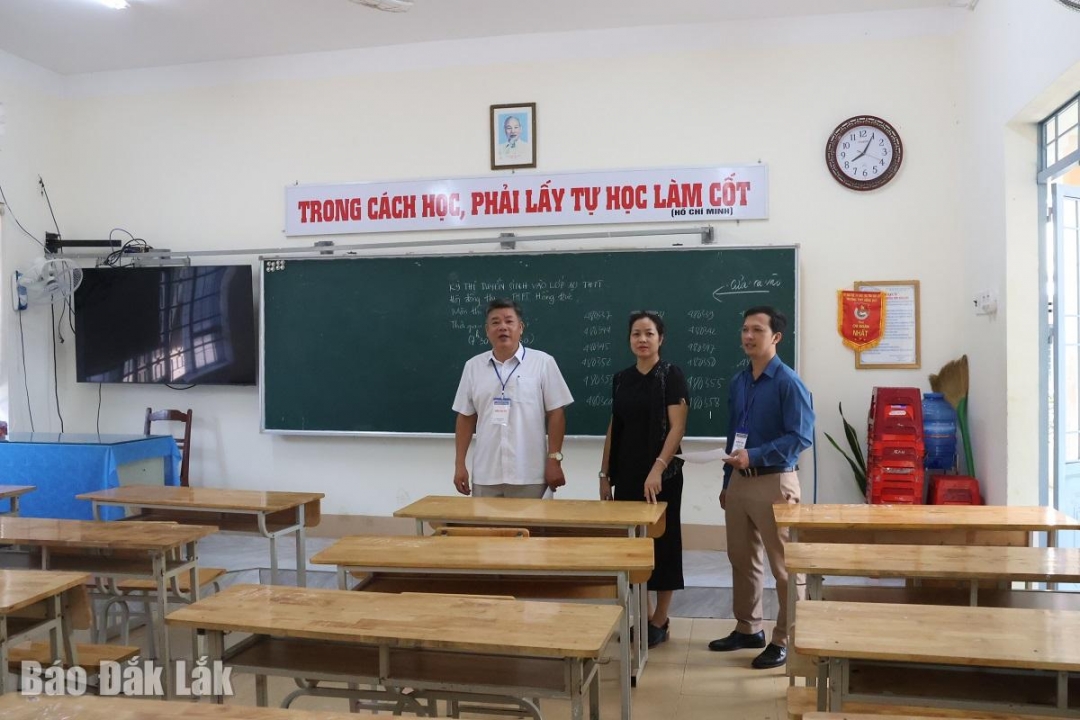 Đại diện đoàn kiểm tra kiểm tra phòng thi của thí sinh tại Điểm thi Trường THPT Hồng Đức, TP. Buôn Ma Thuột.