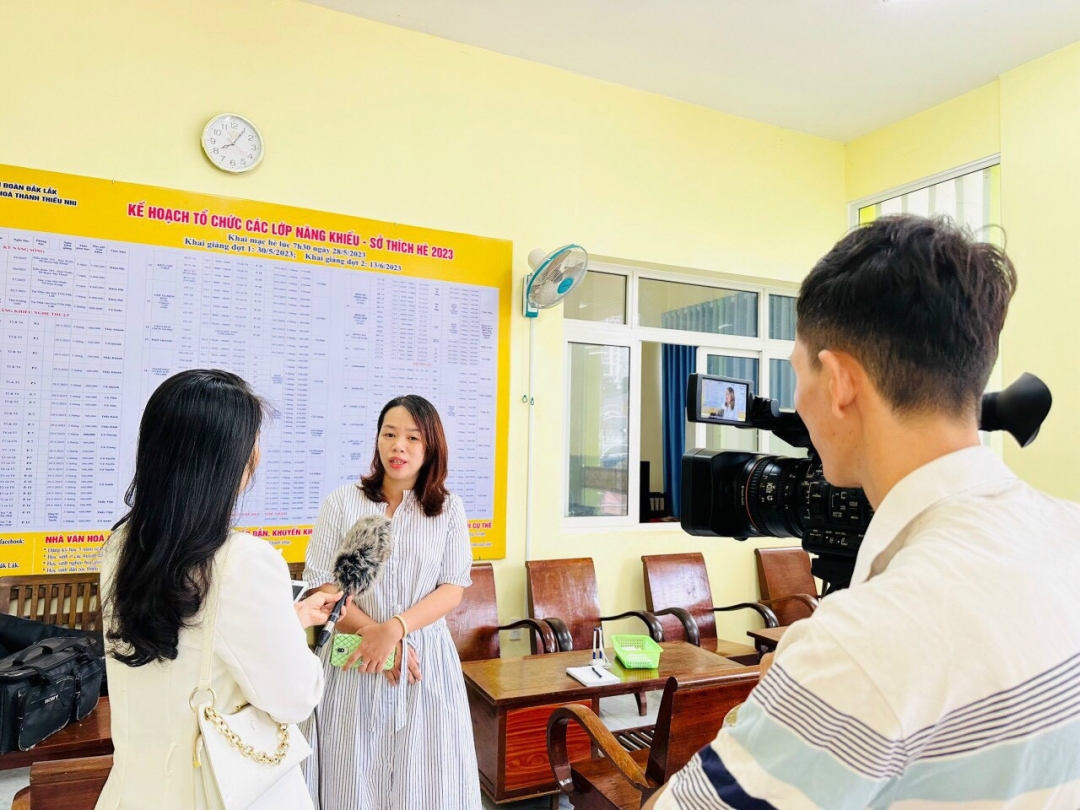 Phóng viên Báo Đắk Lắk tác nghiệp đa phương tiện. Ảnh: Trâm Anh