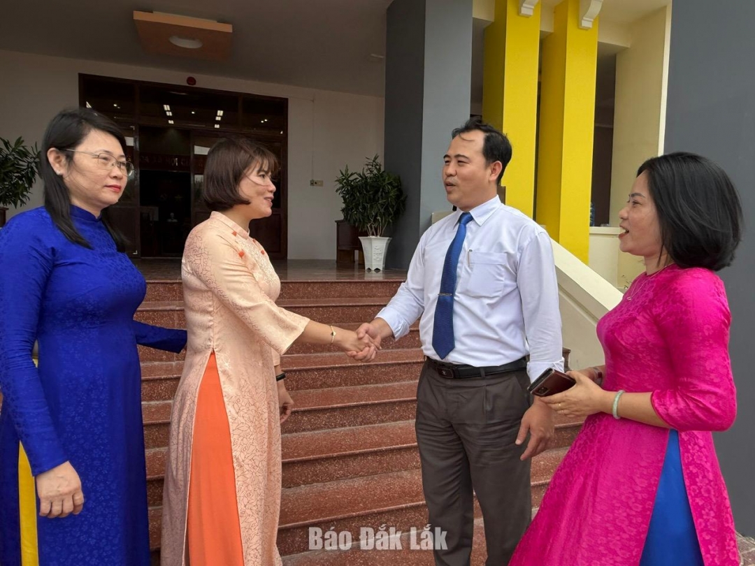 Phó Chánh Văn phòng Tỉnh ủy Phí Thị Mỹ Hậu và cán bộ xã Phú Hòa 1 trò chuyện trước thềm buổi lễ. Ảnh: Ngọc Dung