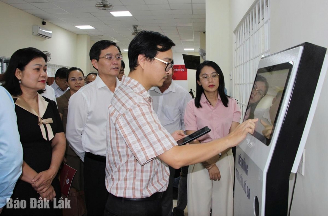 Bí thư Tỉnh ủy kiểm tra công tác tra cứu hồ sơ tại phường Buôn Hồ (mới).
