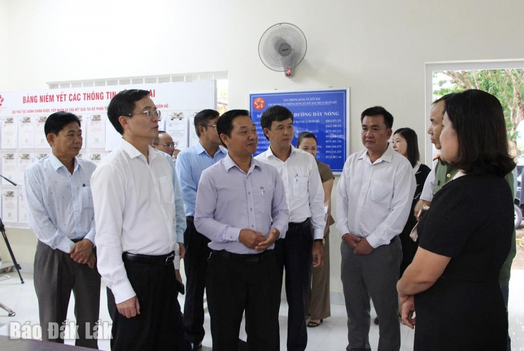 Đoàn công tác trao đổi, thăm hỏi việc vận hành chính quyền 2 cấp ở phường Buôn Hồ