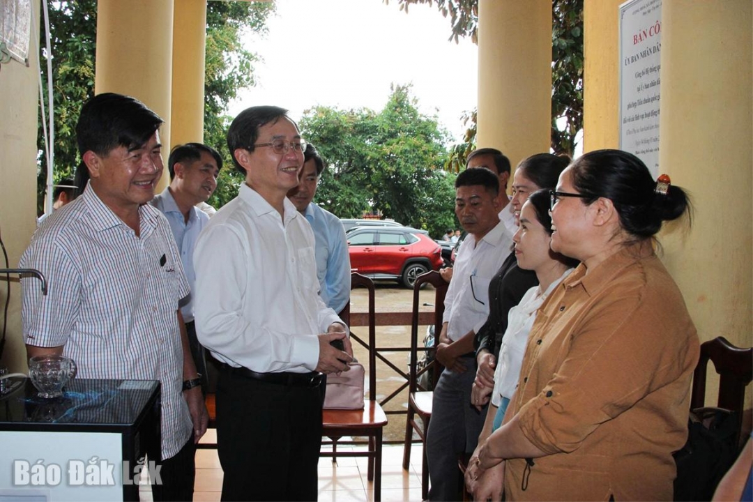 Bí thư Tỉnh ủy chuyện trò, động viên cán bộ xã Phú Xuân.
