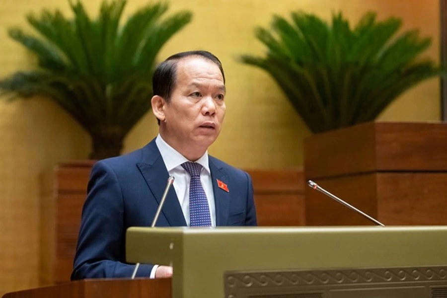 Chủ nhiệm Ủy ban Pháp luật và Tư pháp Hoàng Thanh Tùng trình bày báo cáo thẩm tra. Ảnh: quochoi.vn
