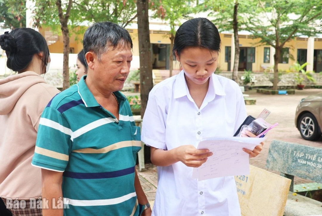 Phụ huynh đồng hành cùng con sau buổi thi môn Toán tại Hội đồng coi thi Trường THPT Buôn Ma Thuột. 