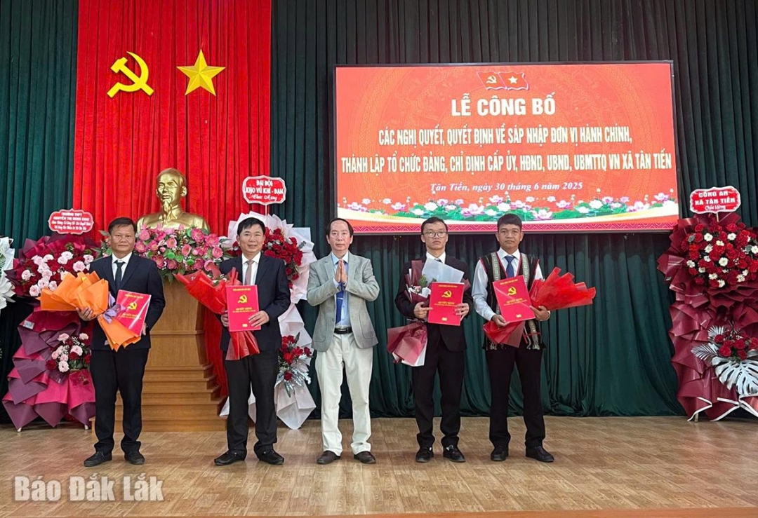 Phó Giám đốc Sở Xây dựng Võ Kế Thắng trao Quyết định của Ban Thường vụ Tỉnh ủy cho Ban Thường vụ Đảng ủy xã Tân Tiến.