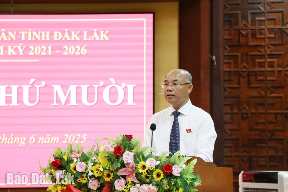 Phó Chủ tịch UBND tỉnh Trương Công Thái trình bày báo cáo tình hình, kết quả thực hiện nhiệm vụ phát triển KT-XH, đảm bảo quốc phòng – an ninh. Ảnh: Vạn Tiếp