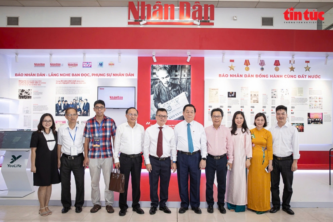 Các đại biểu tham quan gian hàng của báo Nhân dân tại Hội báo Toàn quốc 2025.