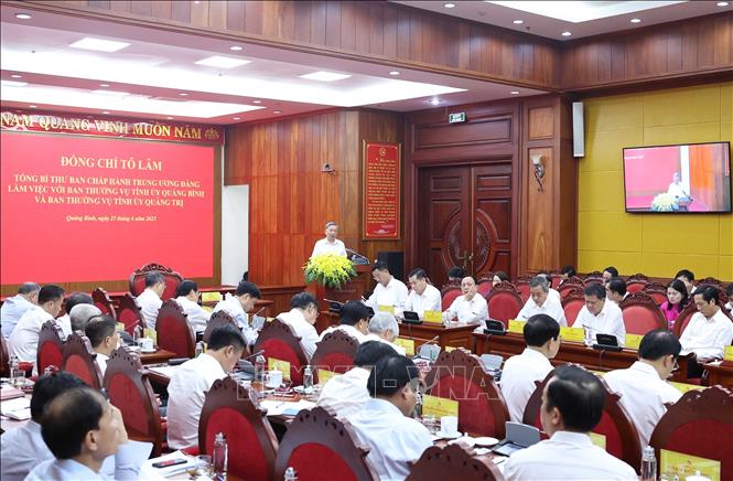 Sáng 25/6/2025, tại Quảng Bình, Tổng Bí thư Tô Lâm và Đoàn công tác của Trung ương làm việc với Ban Thường vụ Tỉnh ủy Quảng Bình và Ban Thường vụ Tỉnh ủy Quảng Trị về kết quả triển khai thực hiện các nghị quyết, kết luận của Trung ương và một số nhiệm vụ trọng tâm phát triển kinh tế - xã hội, đảm bảo quốc phòng, an ninh trên địa bàn hai tỉnh. Ảnh: Thống Nhất/TTXVN