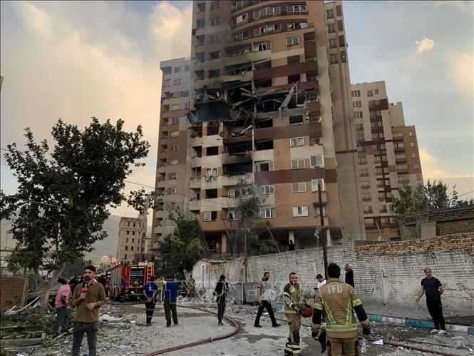 Tòa nhà tại Tehran (Iran) bị hư hại sau cuộc tấn công của Israel. Ảnh: AA/TTXVN