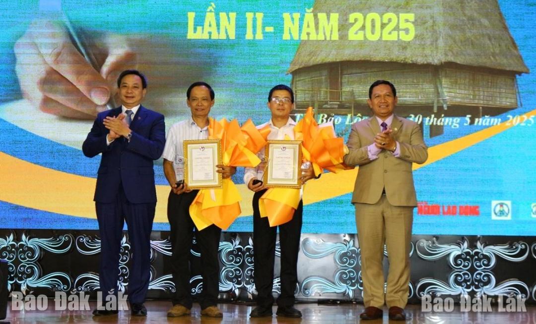 Ban tổ chức trao giải Nhất thể loại báo in, báo điện tử cho đại diện Báo Đắk Lắk.