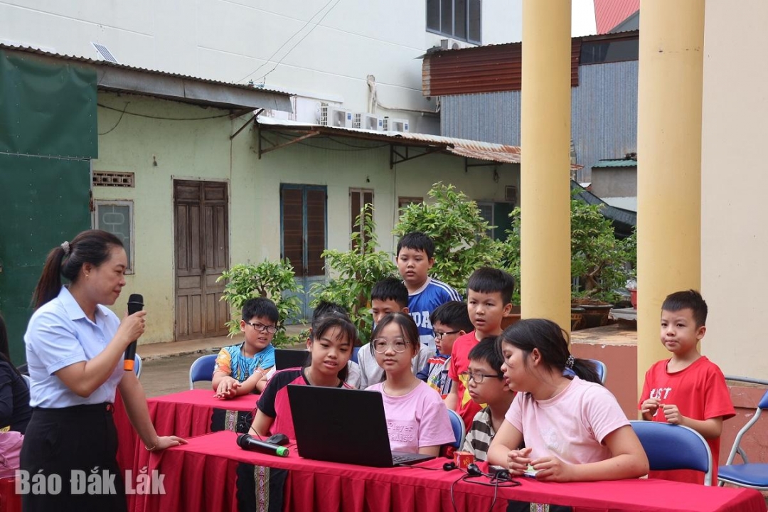 Các em thiếu nhi chơi trò chơi trí tuệ tại Thư viện tỉnh sáng 4/6.