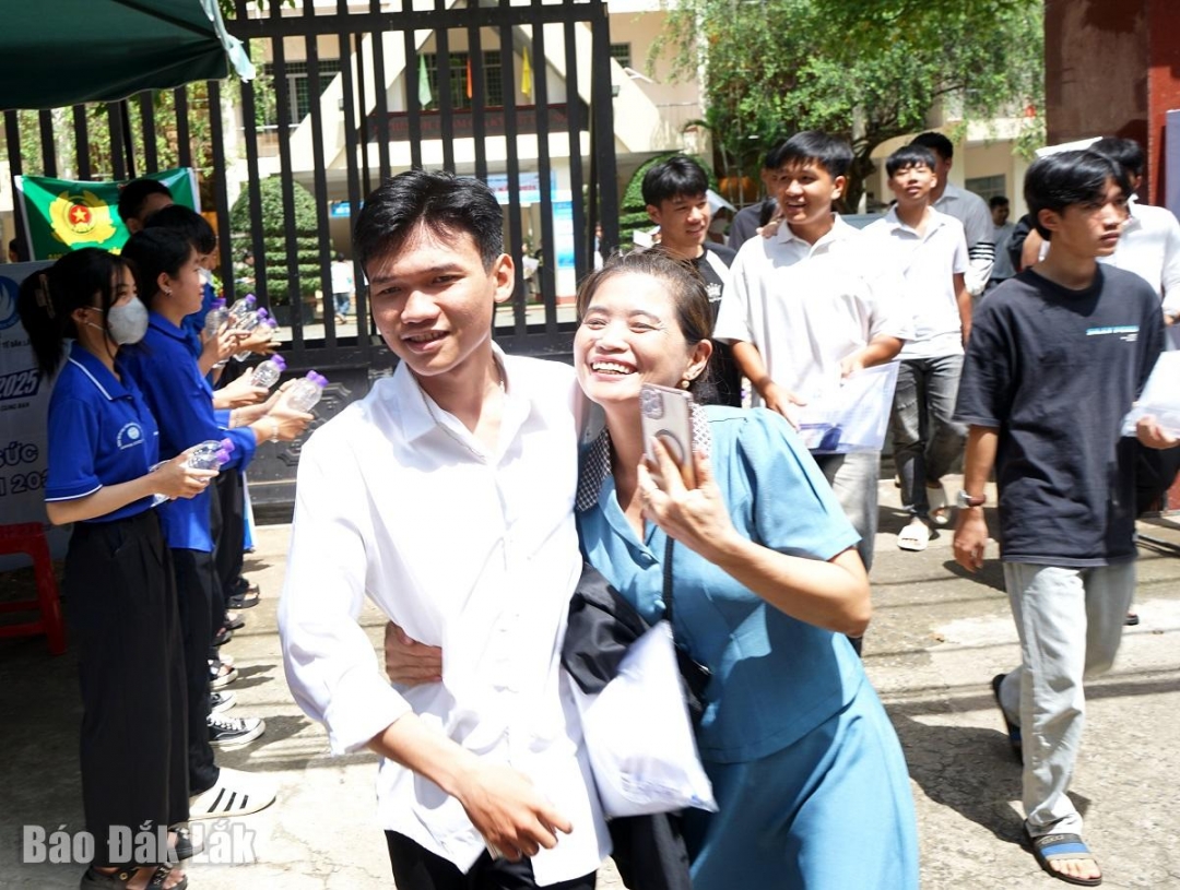 Thí sinh dự thi tại Điểm thi Trung tâm Giáo dục thường xuyên tỉnh. Ảnh: Thúy Hồng