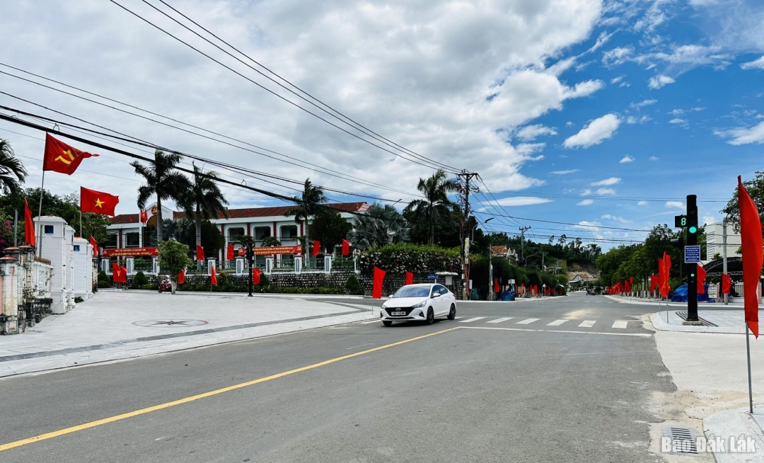 Tuy An Bac: Đường phố xã Tuy An Bắc rộn rã cờ hoa. Ảnh: Phương Trà