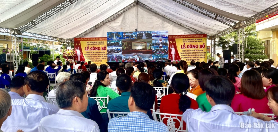 Đông đảo cán bộ và nhân dân xã Tuy An Đông tham dự lễ công bố trực tuyến tại địa phương. Ảnh: Hà Thu