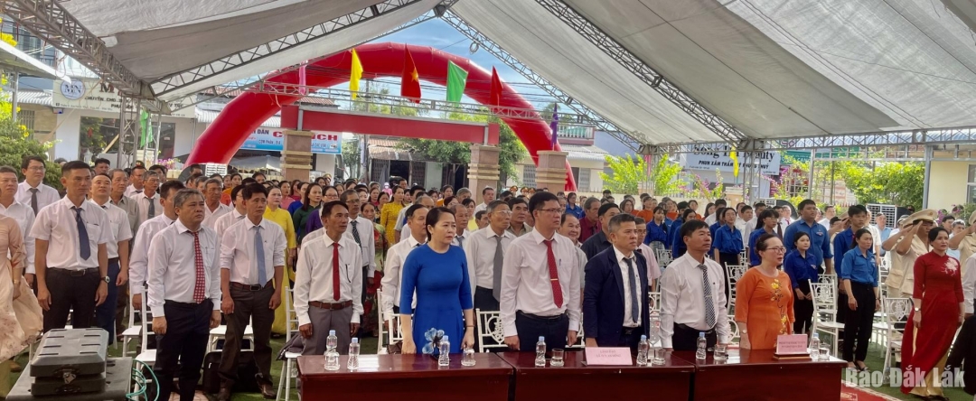 Cán bộ và nhân dân xã Tuy An Đông tham gia lễ chào cờ. Ảnh: Hà Thu