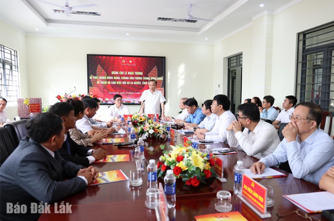 Đồng chí Lê Hoài Trung, Bí thư Trung ương Đảng, Chánh Văn phòng Trung ương Đảng và đoàn công tác của Trung ương đã làm việc với xã Ea Knuếc về triển khai thực hiện vận hành thử nghiệm và tổ chức hoạt động chính thức mô hình chính quyền địa phương hai cấp.