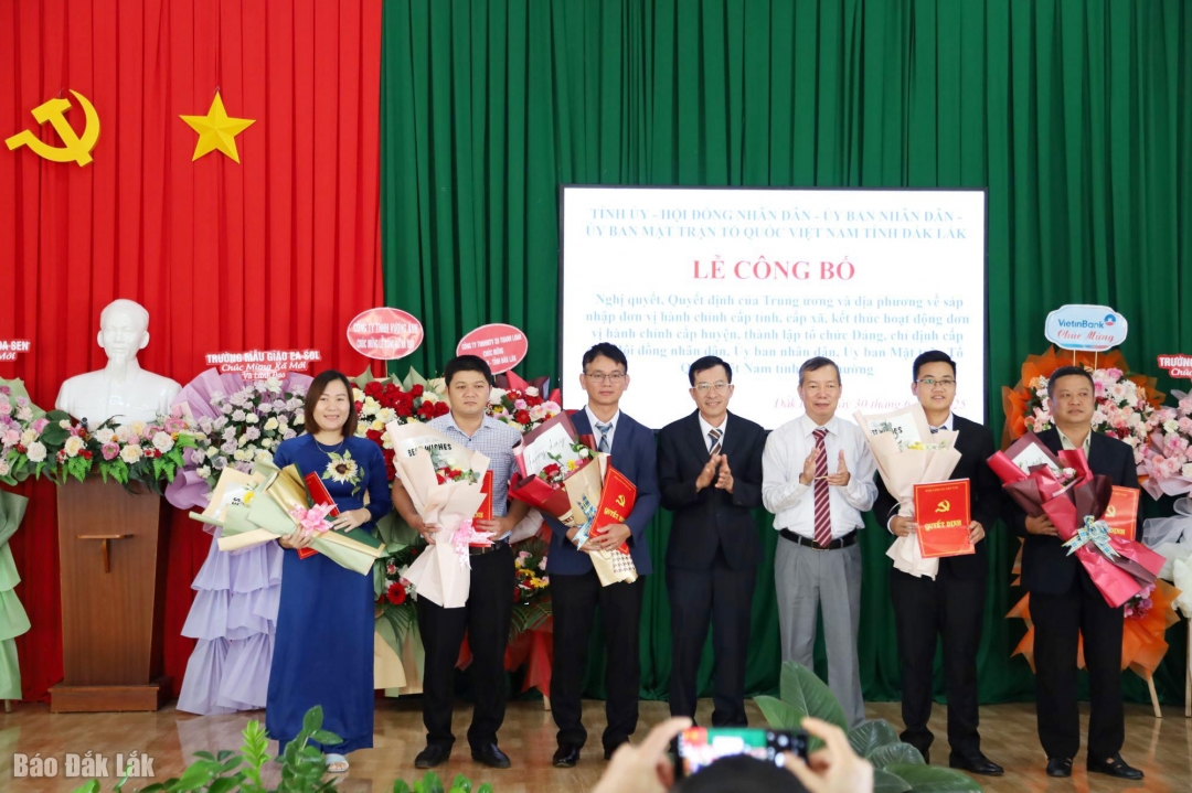 Các thành viên Ủy ban kiểm tra Đảng ủy xã Ea Hiao.