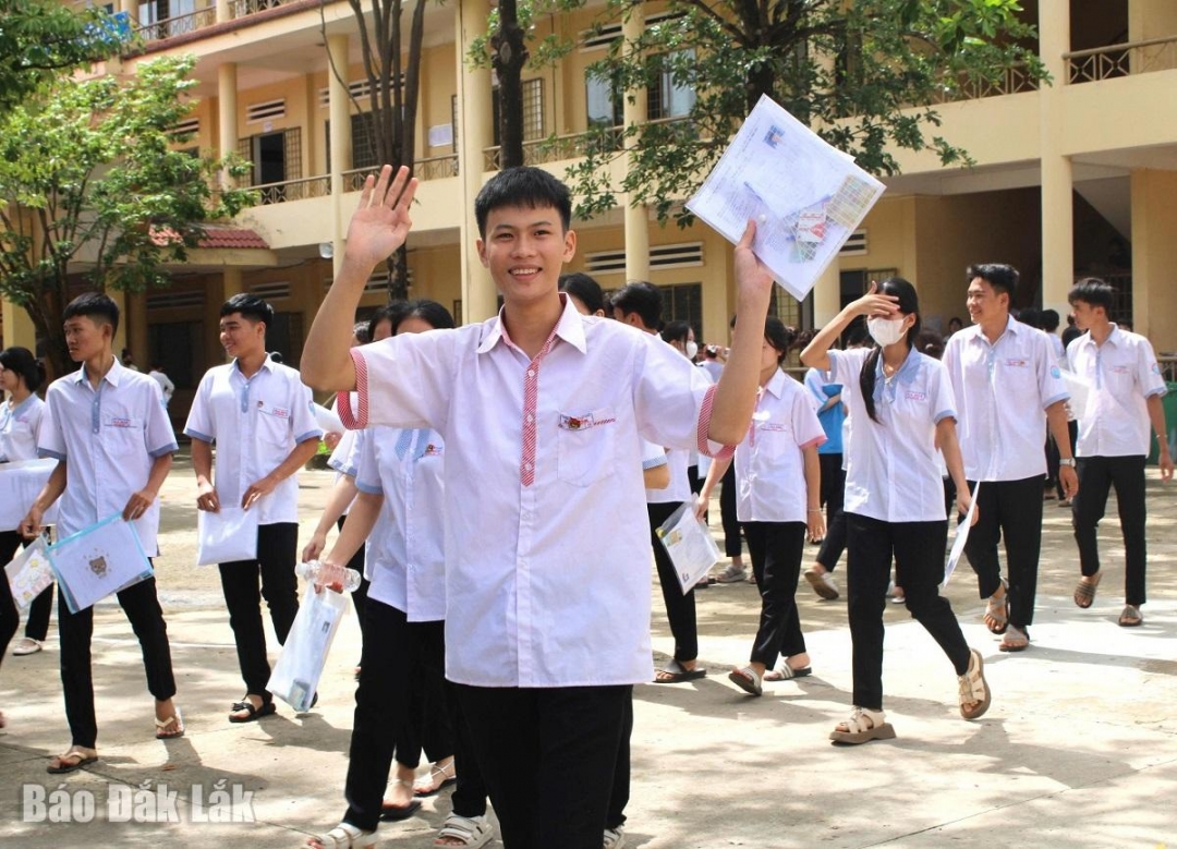 Lực lượng thanh niên tình nguyện động viên thí sinh tại Điểm thi Trường THPT Ea Súp, huyện Ea Súp. Ảnh: Diệu Huyền