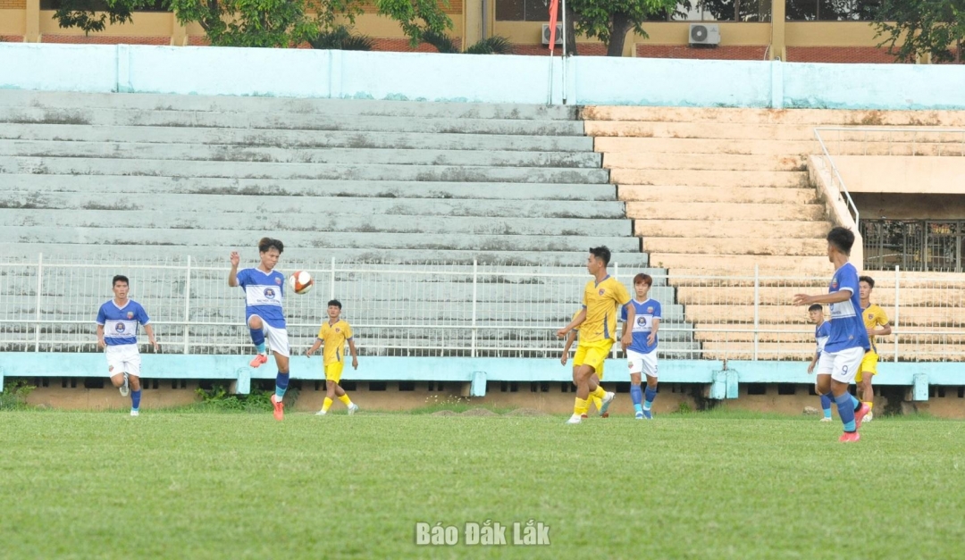 Các cầu thủ áo xanh Đại học Văn Hiến đánh bại Đắk Lắk 1-0 để giành quyền thăng hạng.