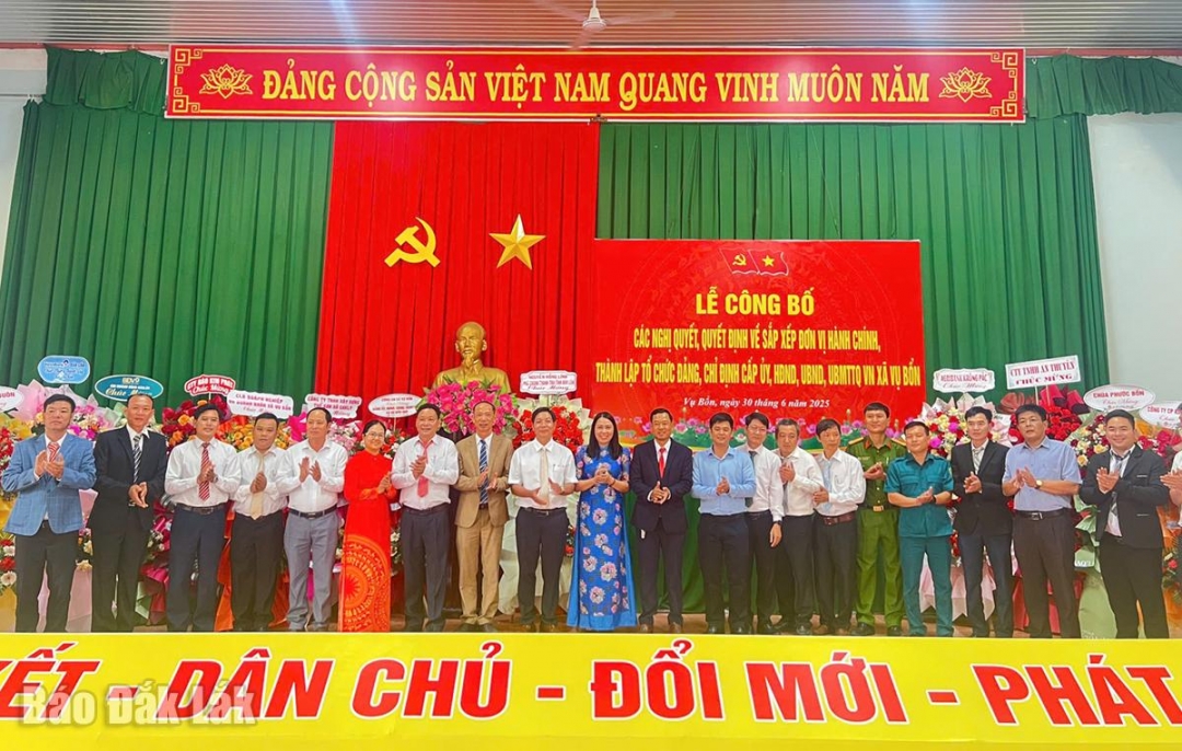 Ban Chấp hành Đảng bộ xã Vụ Bổn ra mắt và nhận nhiệm vụ. 