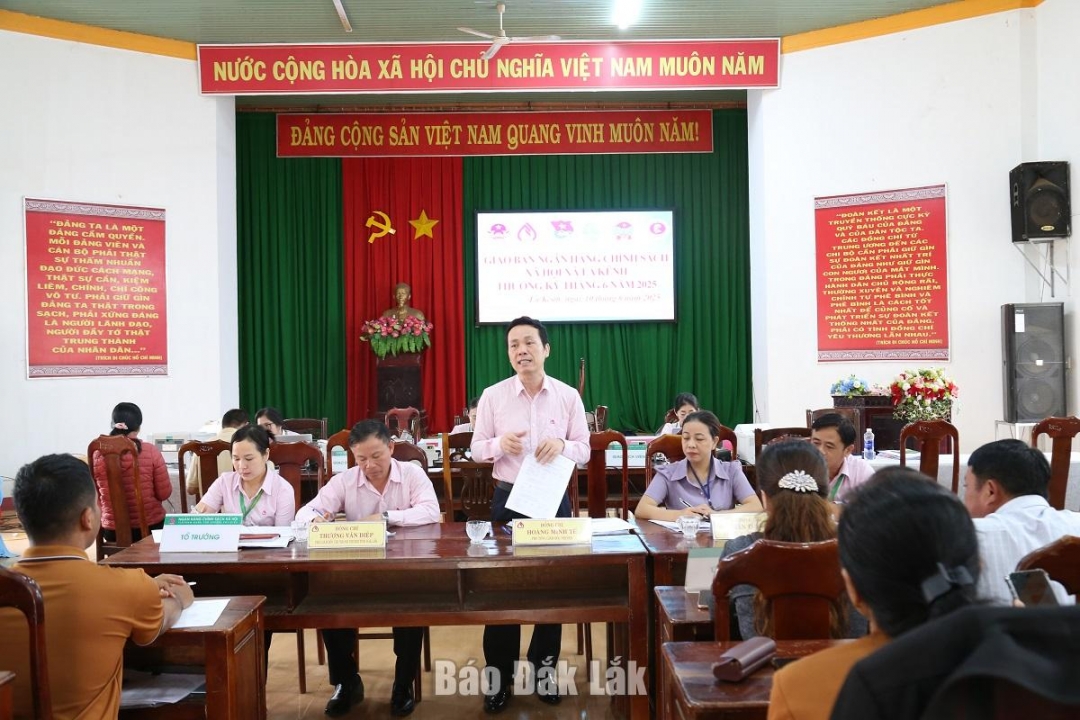 Lãnh đạo Ngân hàng Chính sách xã hội tham dự giao ban tại xã Ea Kênh, huyện Krông Pắc