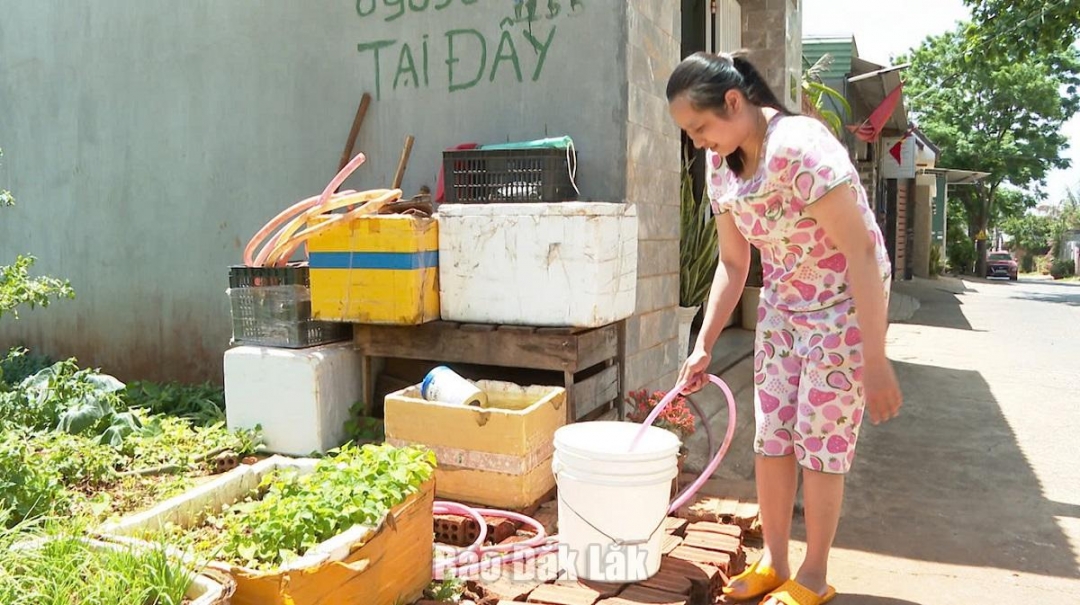 Người dân phường Tân Lợi, TP. Buôn Ma Thuột sử dụng nước sinh hoạt