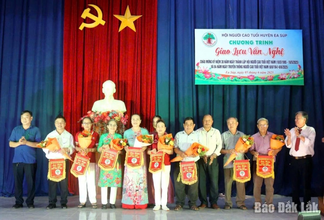 Các đơn vị tham gia nhận cờ lưu niệm.