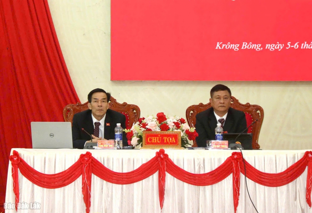 Chủ tịch HĐND huyện Bùi Duy Thích (bên phải) và Phó Chủ tịch HĐND huyện Cao Văn Thọ đồng chủ trì kỳ họp.