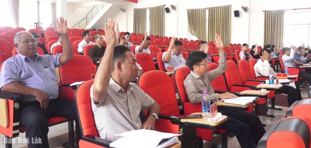 Các đại biểu biểu quyết thông qua nghị quyết.