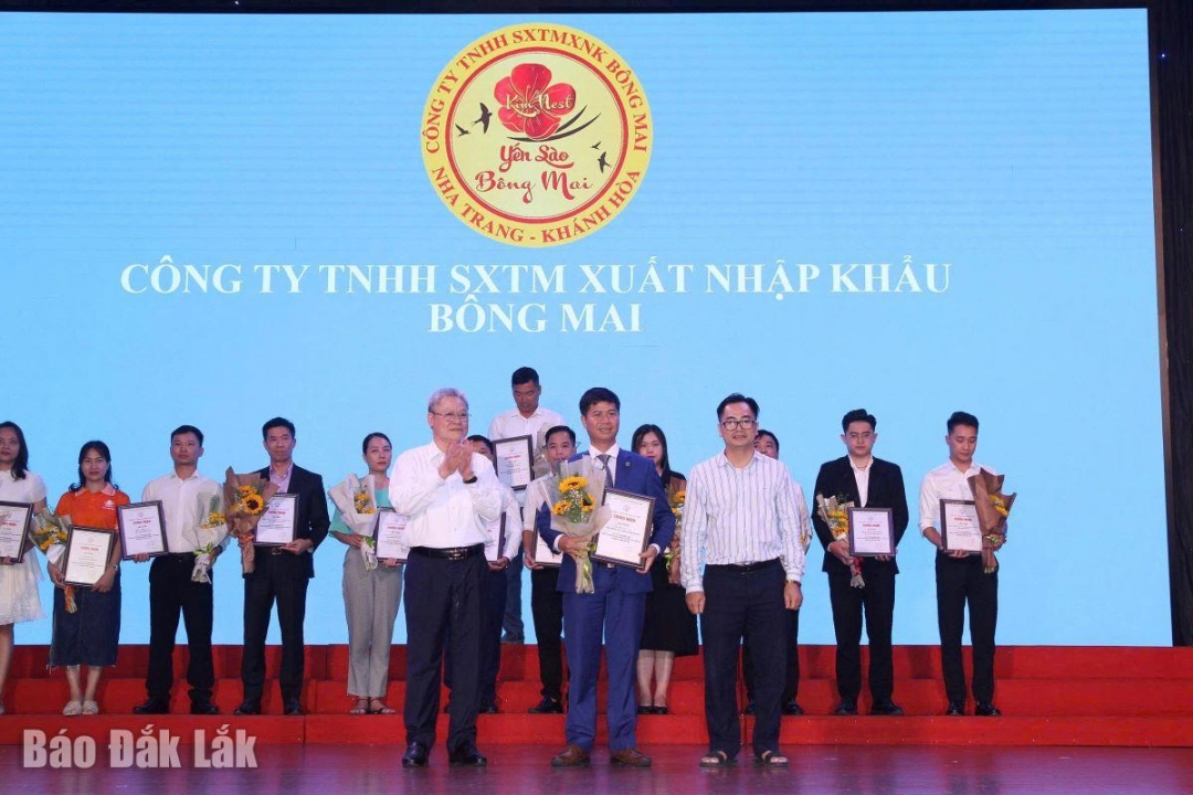 Ban Tổ chức trao Chứng nhận “Hàng hóa, dịch vụ người tiêu dùng tin cậy năm 2024” cho Công ty TNHH Sản xuất & Thương mại Vương Thành Công.