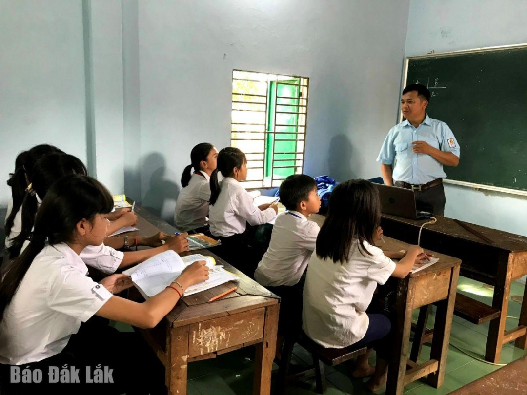 Lớp học yêu thương ở xã ea d
H đinh, huyện cumgarr giudp học sinh nghèo tiếp cận kiến thức