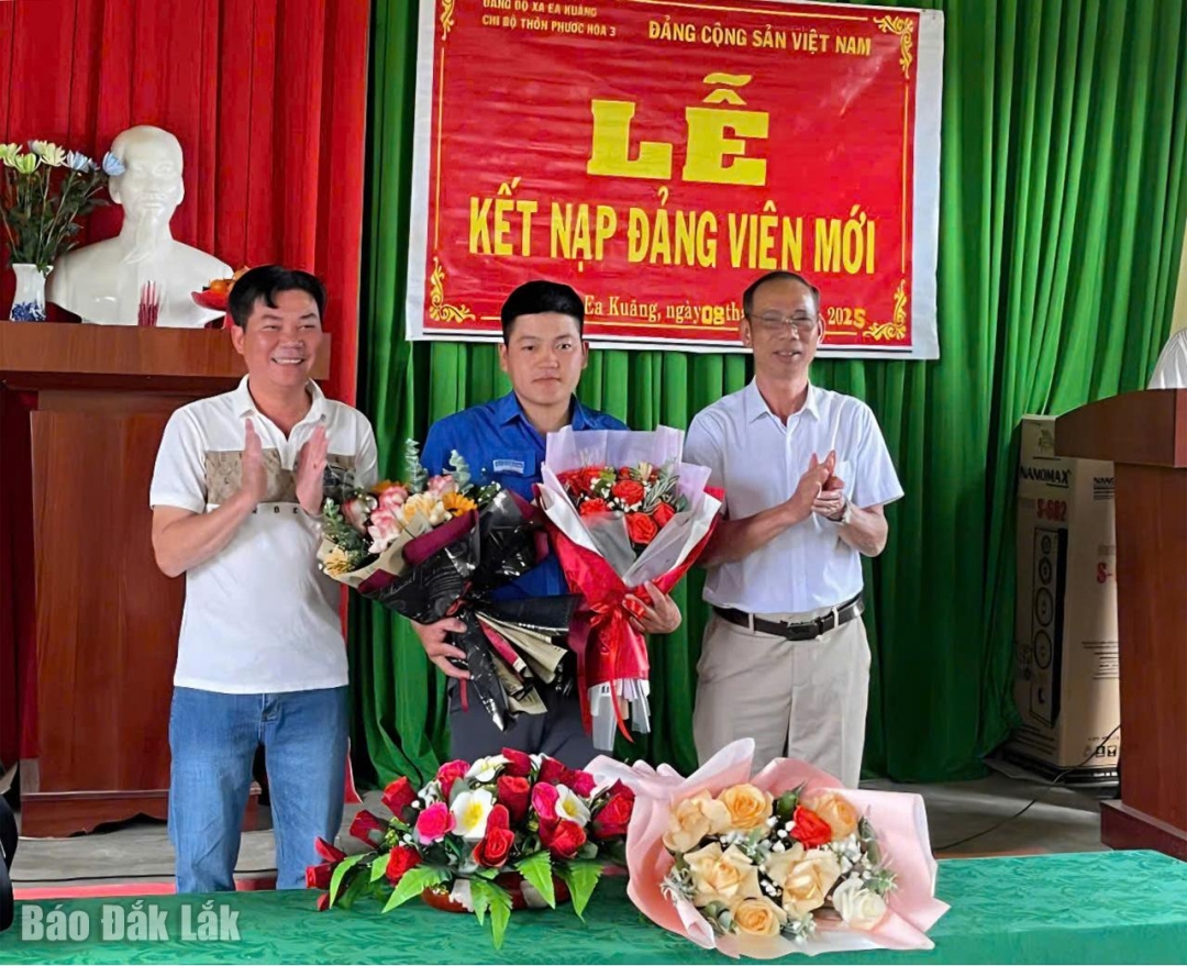 Chi bộ thôn Phước Hòa 3, xã Ea Kuang tổ chức lễ kết nạp đảng viên mới.