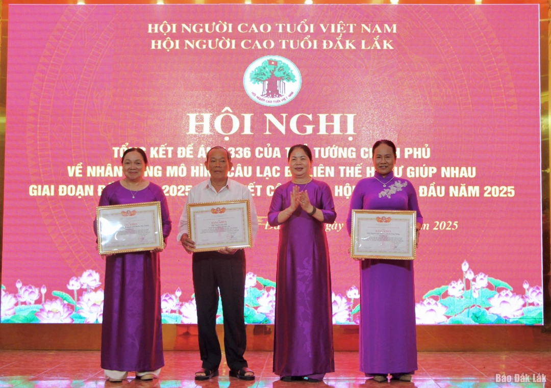 trao bằng khen của Trung ương Hội NCT Việt Nam cho các tập thể có thành tích xuất sắc trong