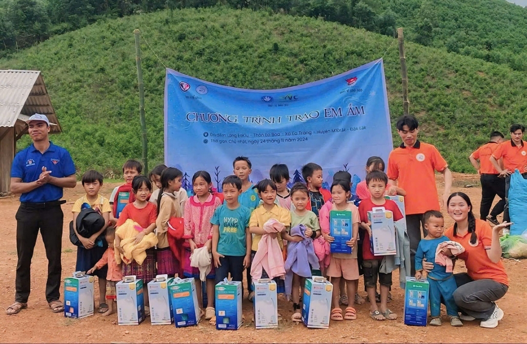 Câu lạc bộ sinh viên H’Mông Buôn Ma Thuột trao quà tặng các em nhỏ ở xã Ea Trang (huyện M’Drắk). Ảnh do CLB cung cấp