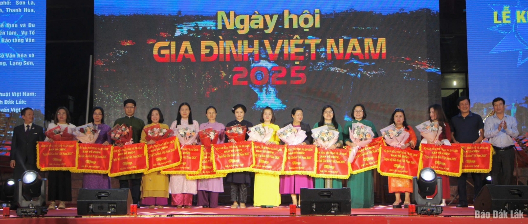 Ban tổ chức trao cờ lưu niệm cho các đơn vị tham gia Ngày hội.