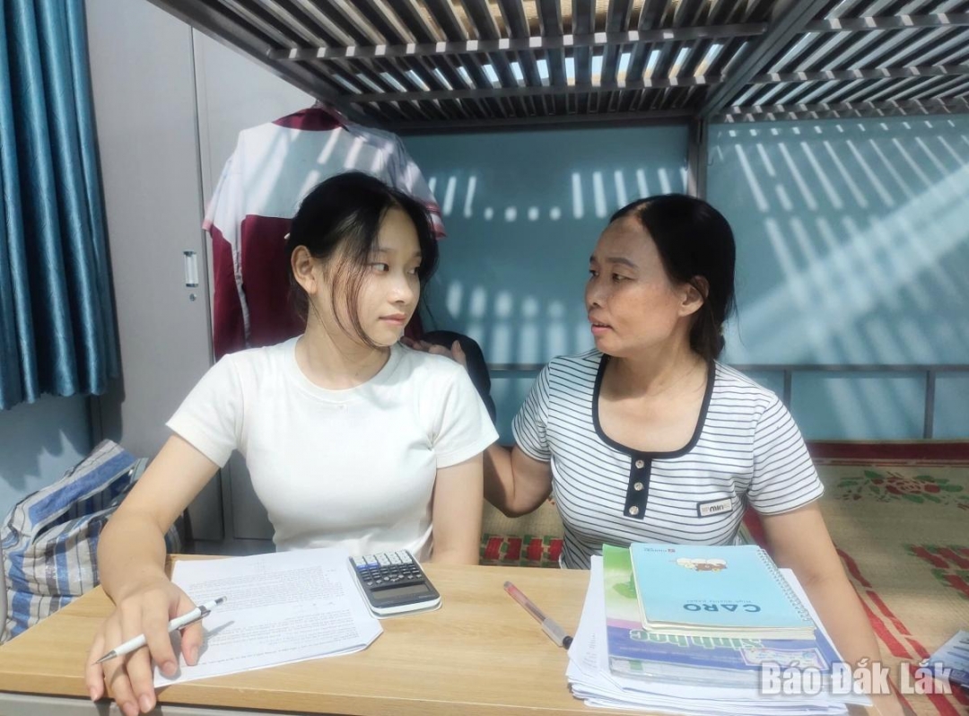 Bà Phạm Thị Huyên động viên con gái trước kỳ thi.