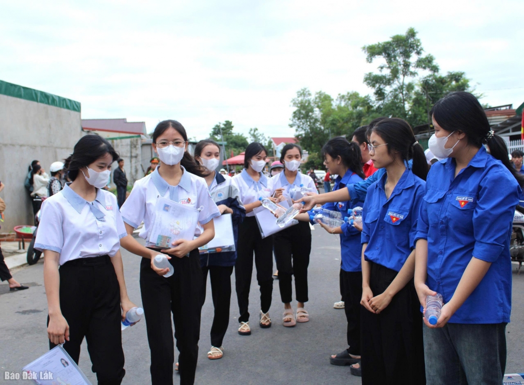 Thí sinh tham gia dự thi tại Điểm thi Trường THPT Ea Súp (huyện Ea Súp). Ảnh: Diệu Huyền