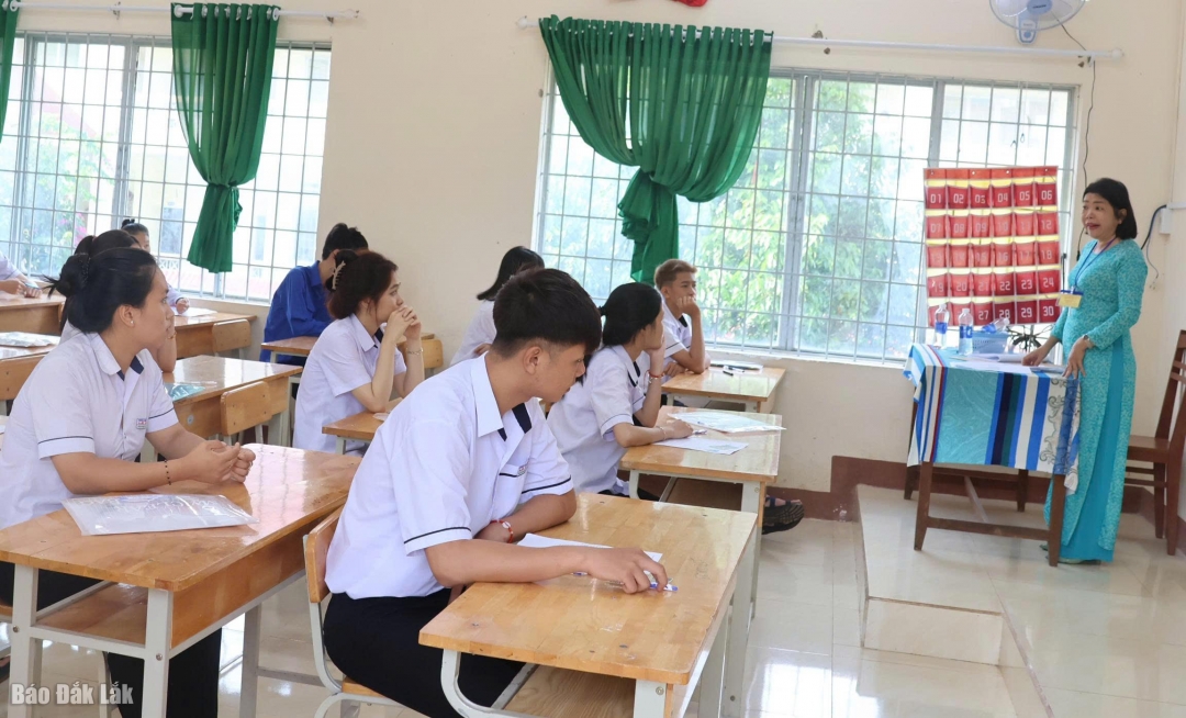 Cán bộ coi thi căn dặn thí sinh trước khi bước vào giờ làm bài thi môn Ngữ văn sáng 26/6 tại Điểm thi Trường THPT Lê Duẩn, TP. Buôn Ma Thuột.