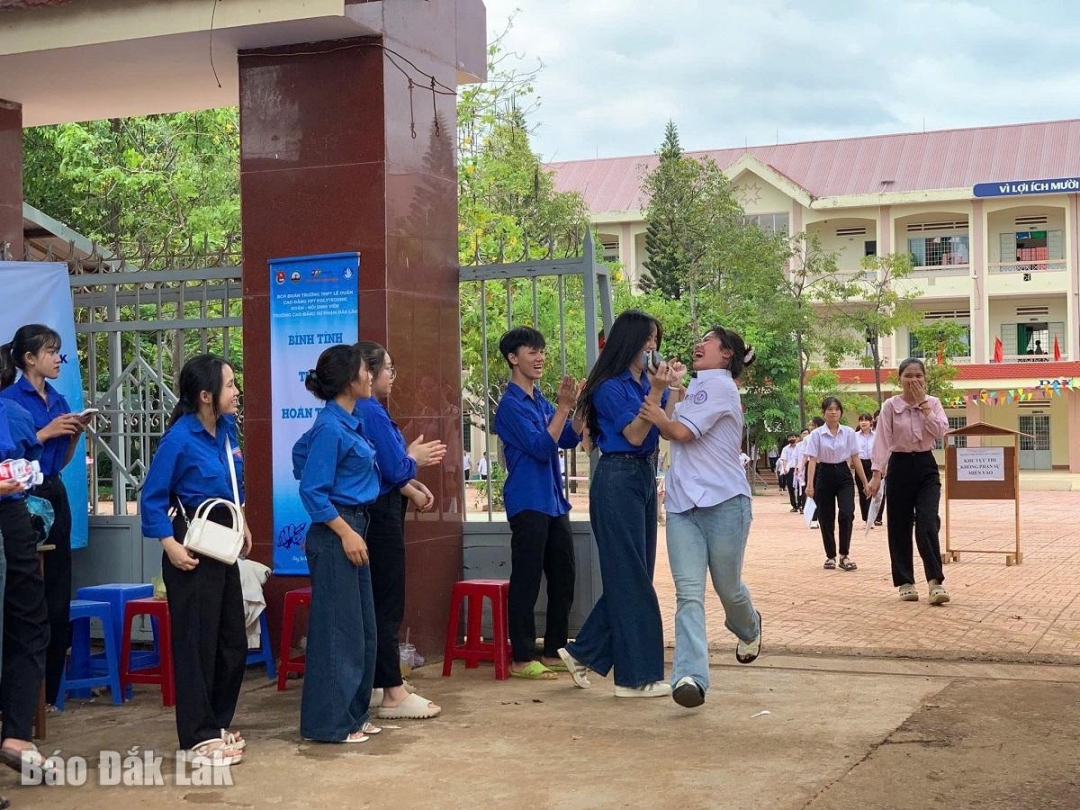 Thí sinh ra về sau bài thi môn Ngữ văn sáng 26/6 tại Điểm thi Trường THPT Lê Duẩn. Ảnh: Vân Anh