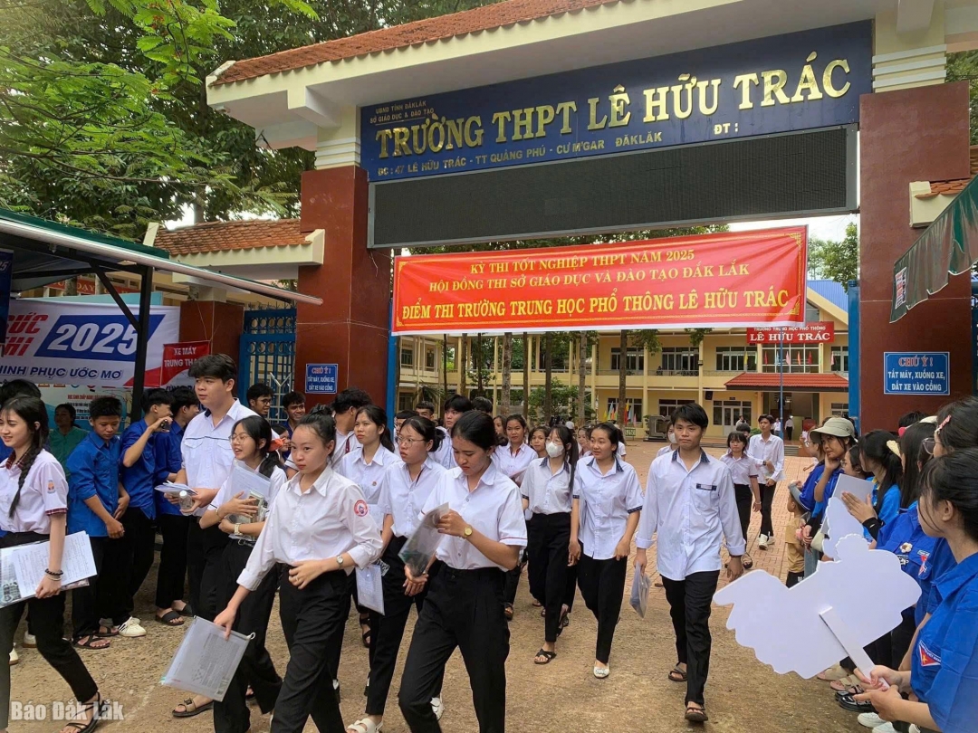 Thí sinh dự thi tại Điểm thi Trường THPT Lê Hữu Trác, huyện Cư Mgar. Ảnh: Vân Anh