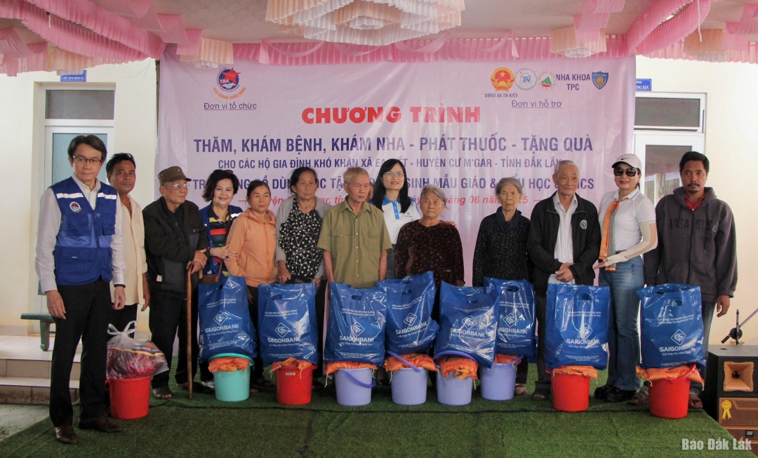 Ban tổ chức tặng quà cho 